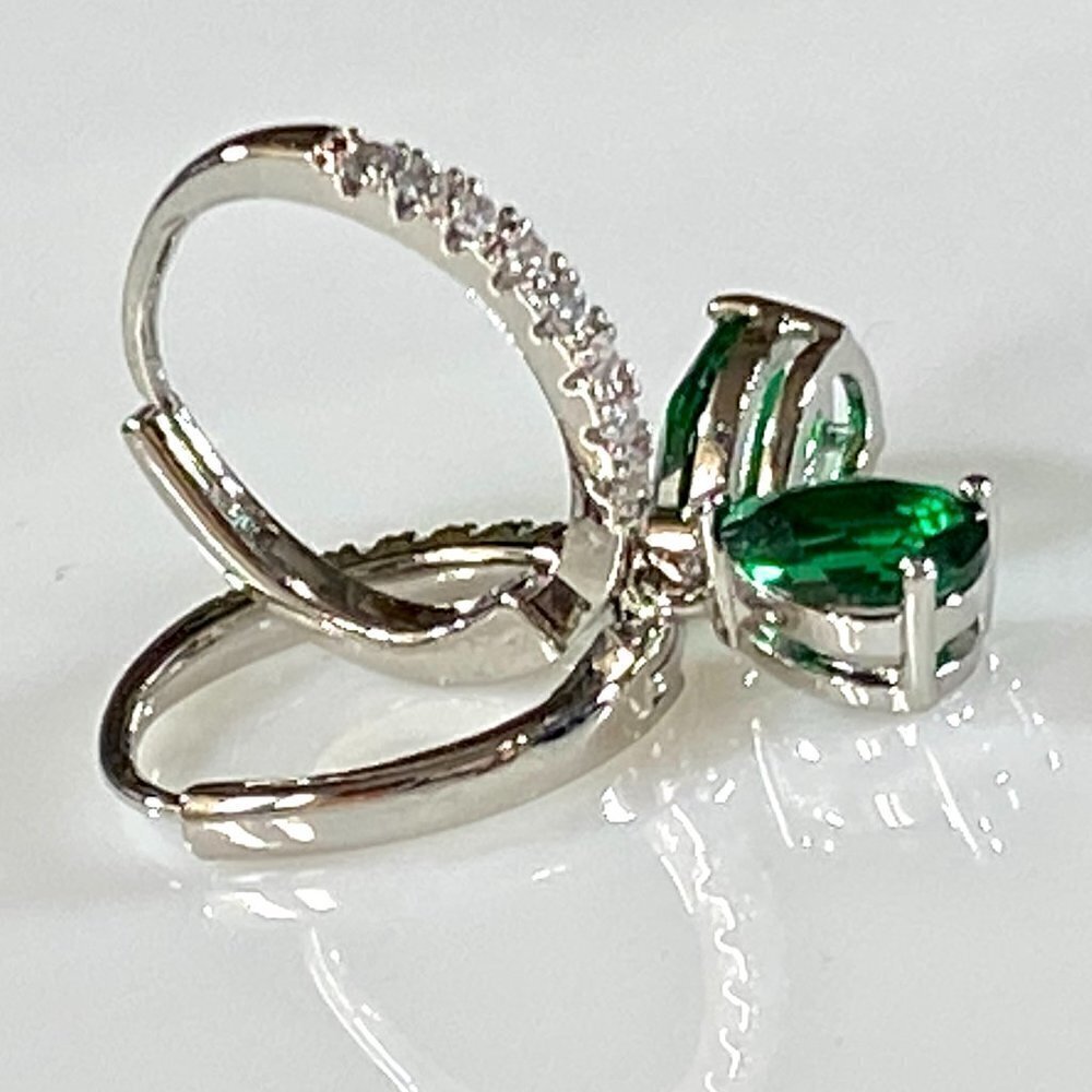 Elegant Silver and Green Gemstone Ring